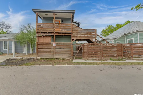 $1,050 | 1015 North Palmetto, Unit 3, San Antonio, TX 78202