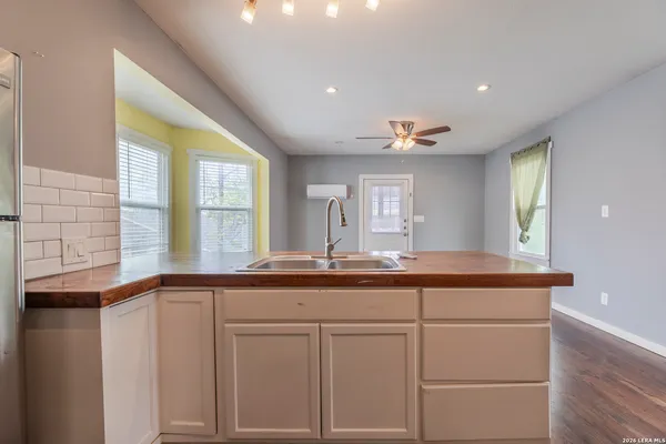 $1,050 | 1015 North Palmetto, Unit 3, San Antonio, TX 78202