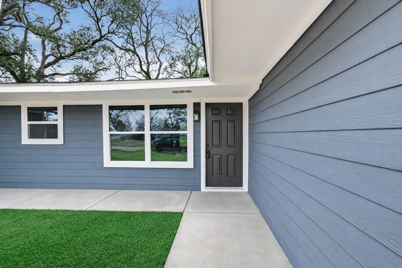 6026 Ridgeway Drive Houston, TX 77033 - Photo 4 of 27 a front view of a house with a garden