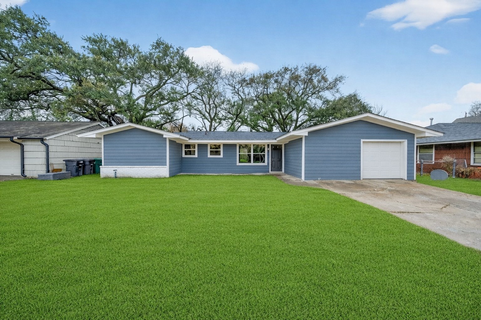 6026 Ridgeway Drive Houston, TX 77033 - Photo 5 of 27 a front view of house with a garden