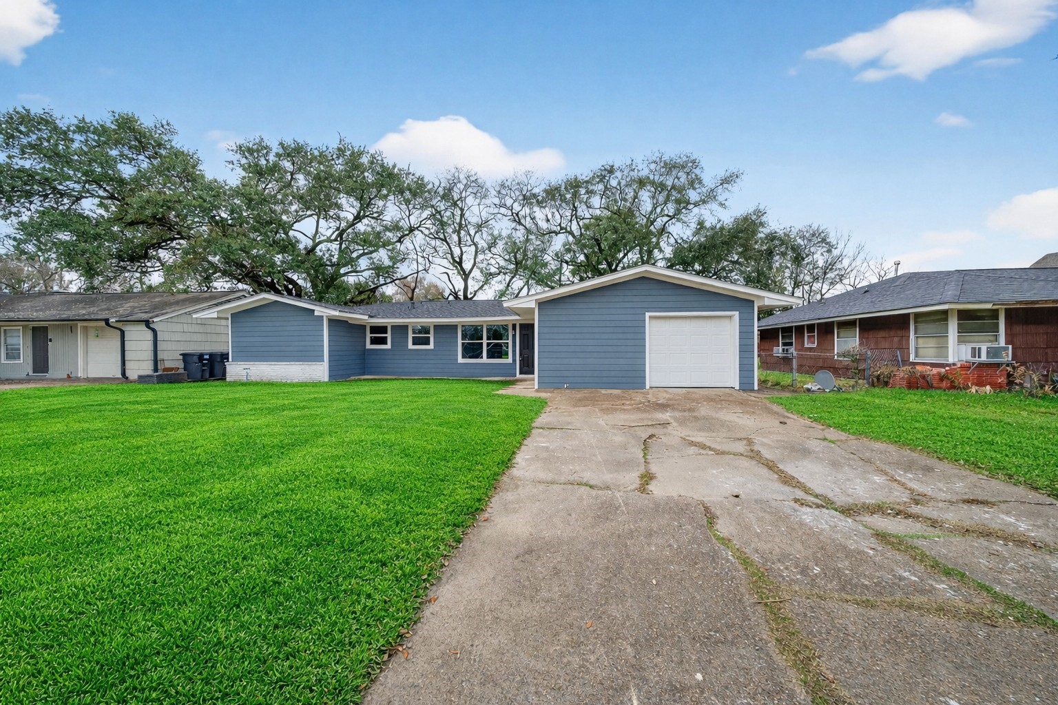 6026 Ridgeway Drive Houston, TX 77033 - Photo 6 of 27 a front view of house with a garden