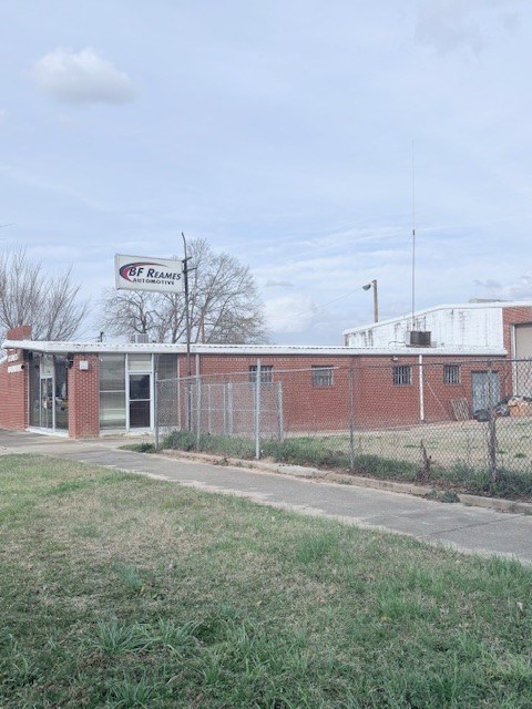 918 3rd Avenue Columbus, GA 31901 - Photo 2 of 8 a front view of house with yard and trees