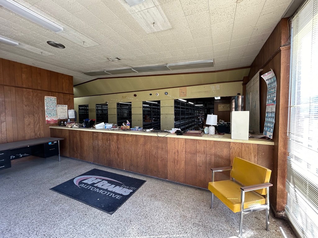 918 3rd Avenue Columbus, GA 31901 - Photo 3 of 8 a living room with furniture