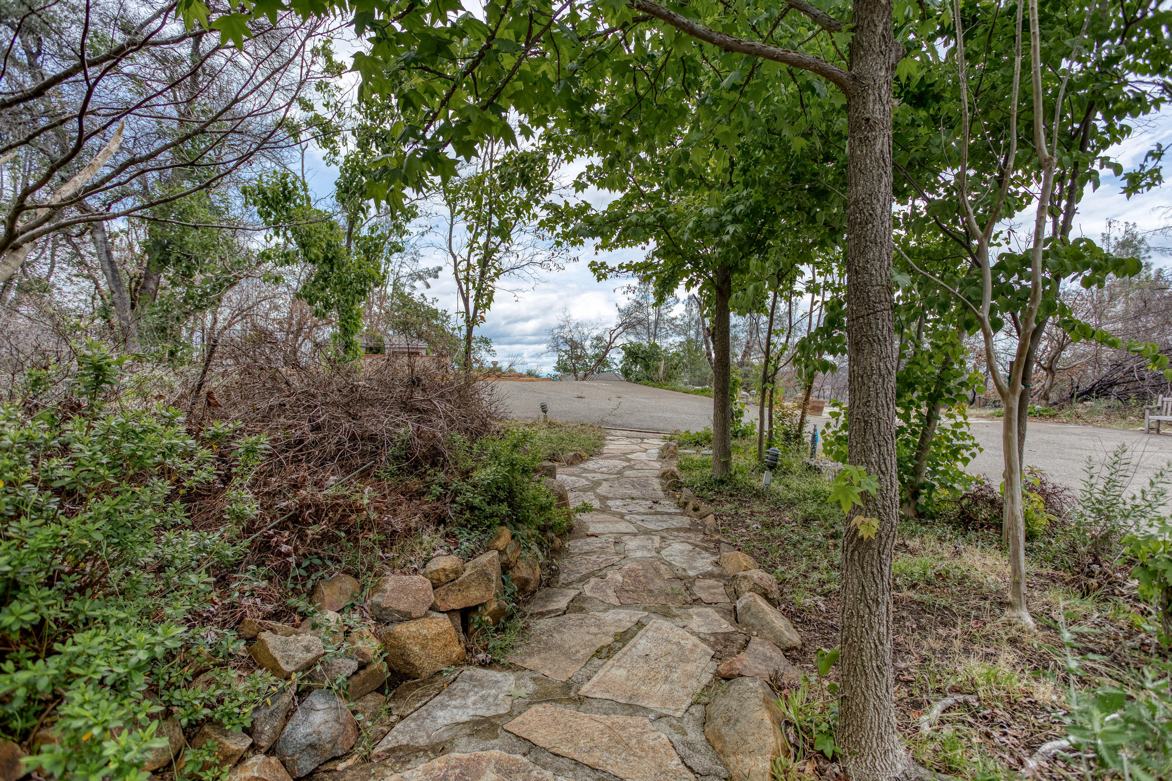 15839 Old Stage Coach Road Redding, CA 96001 - Photo 8 of 16 quaint island inside circular driveway