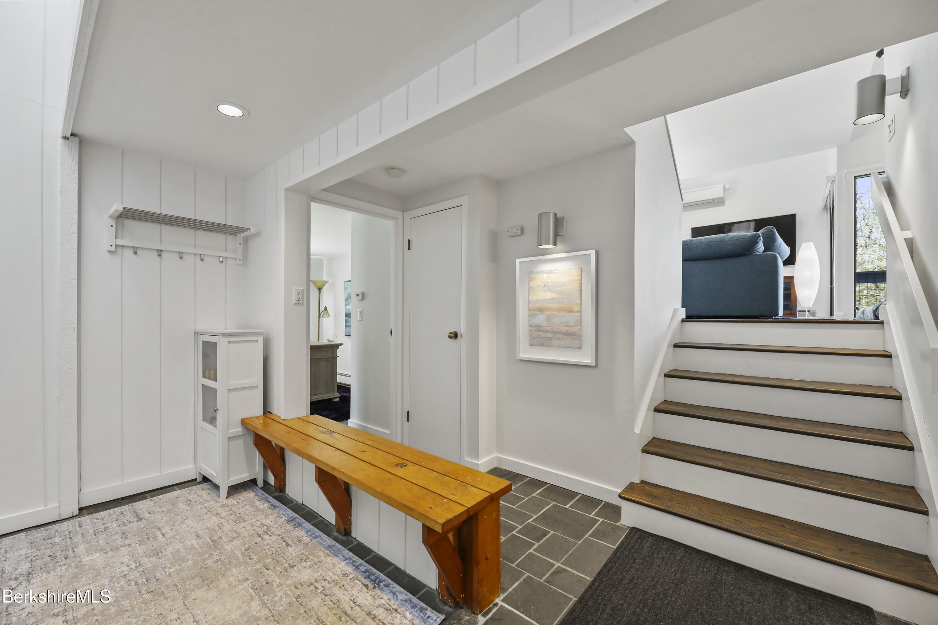 18 Glendale Road West Stockbridge, MA 01236 - Photo 5 of 49 30 Foyer