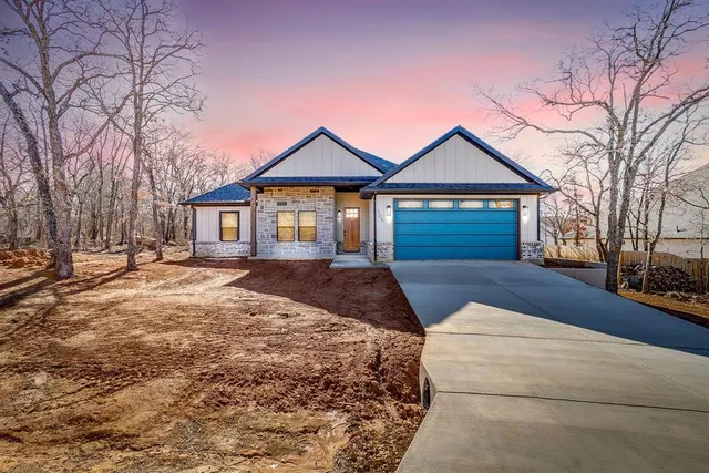 $430,000 | 725 Haynie Drive, Runaway Bay, TX 76426