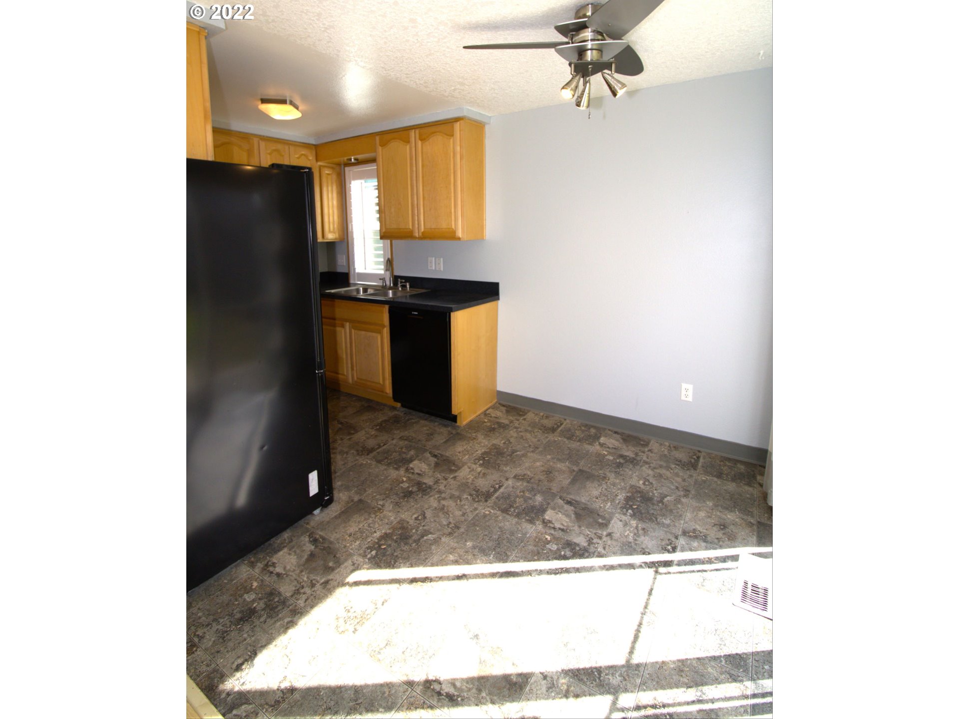 216 Southeast 34th Circle Troutdale, OR 97060 - Photo 6 of 24