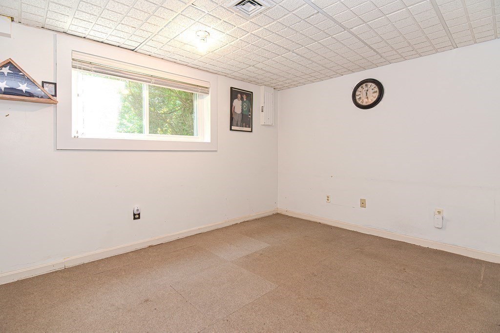 9 Crown's Way, Unit 9 Uxbridge, MA 01569 - Photo 25 of 40 a view of an empty room with windows