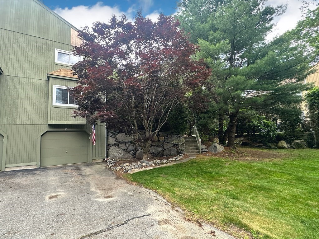 9 Crown's Way, Unit 9 Uxbridge, MA 01569 - Photo 27 of 40 a backyard of a house with fountain and barbeque oven