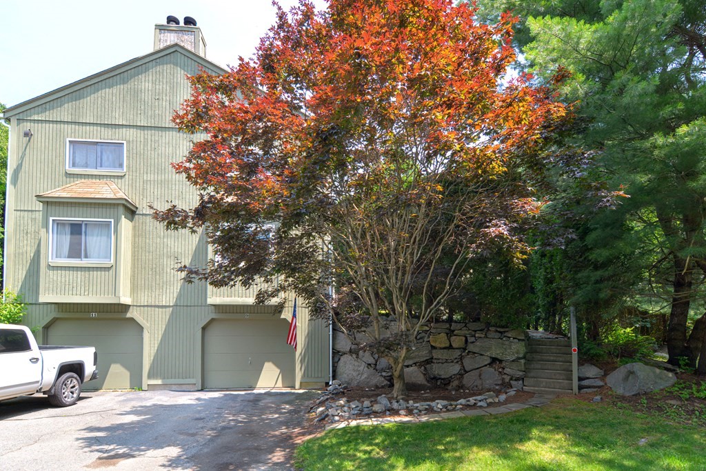 9 Crown's Way, Unit 9 Uxbridge, MA 01569 - Photo 29 of 40 a front view of a house with garden