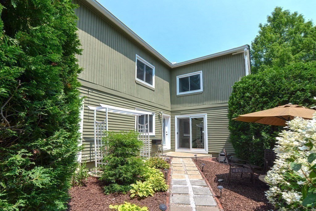9 Crown's Way, Unit 9 Uxbridge, MA 01569 - Photo 30 of 40 a house view with a garden space