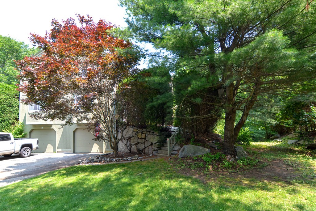 9 Crown's Way, Unit 9 Uxbridge, MA 01569 - Photo 39 of 40 a view of a yard with a tree