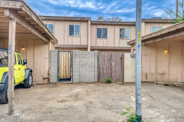 a view of a house with backyard