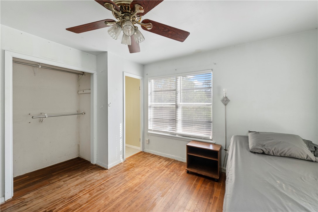 12844 Hearn Road Corpus Christi, TX 78410 - Photo 20 of 34 a living room with wooden floor and ceiling fan