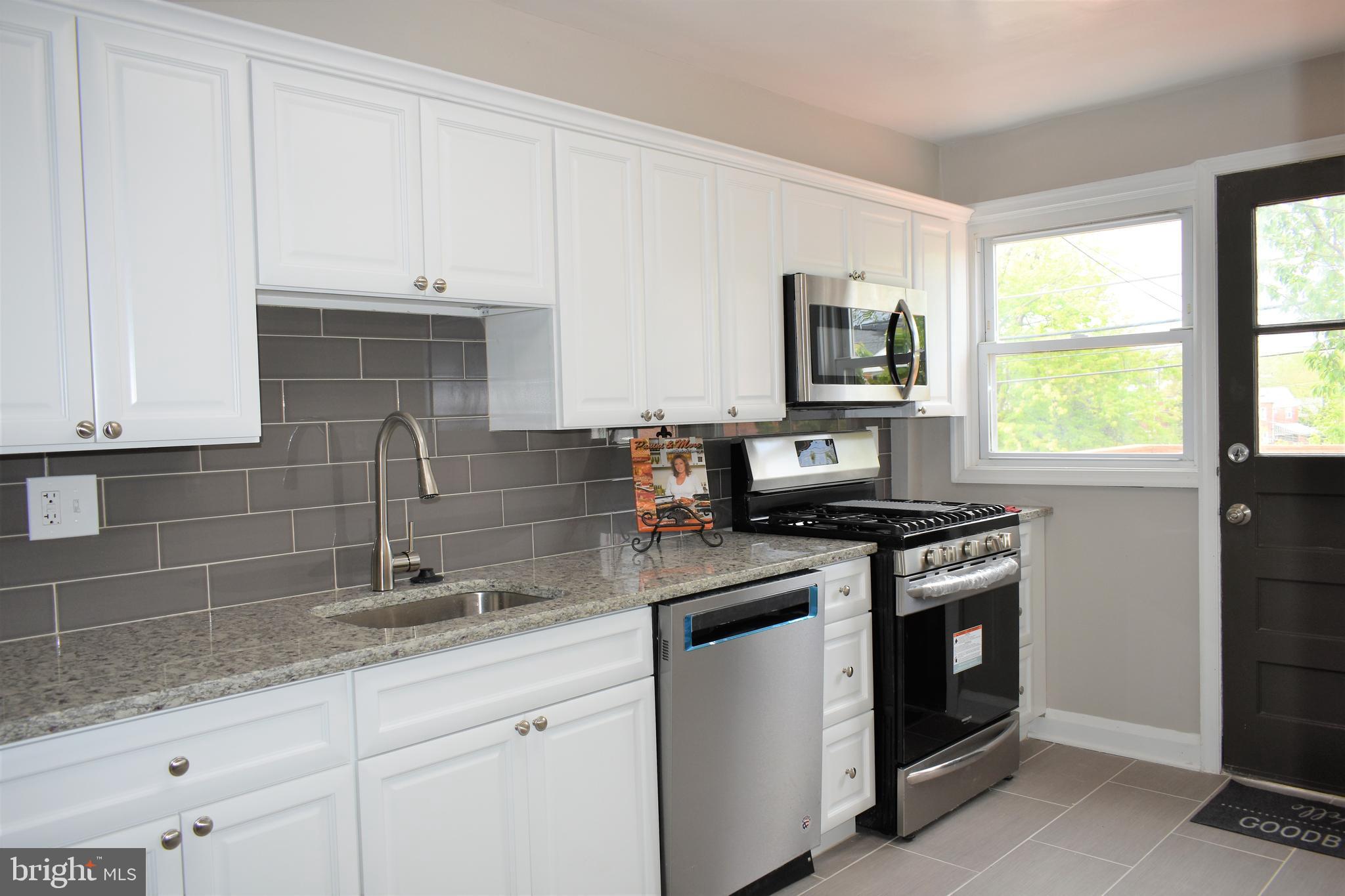 1222 Dalton Road Baltimore, MD 21234 - Photo 5 of 20 Granite Counter tops & Glass backsplash.