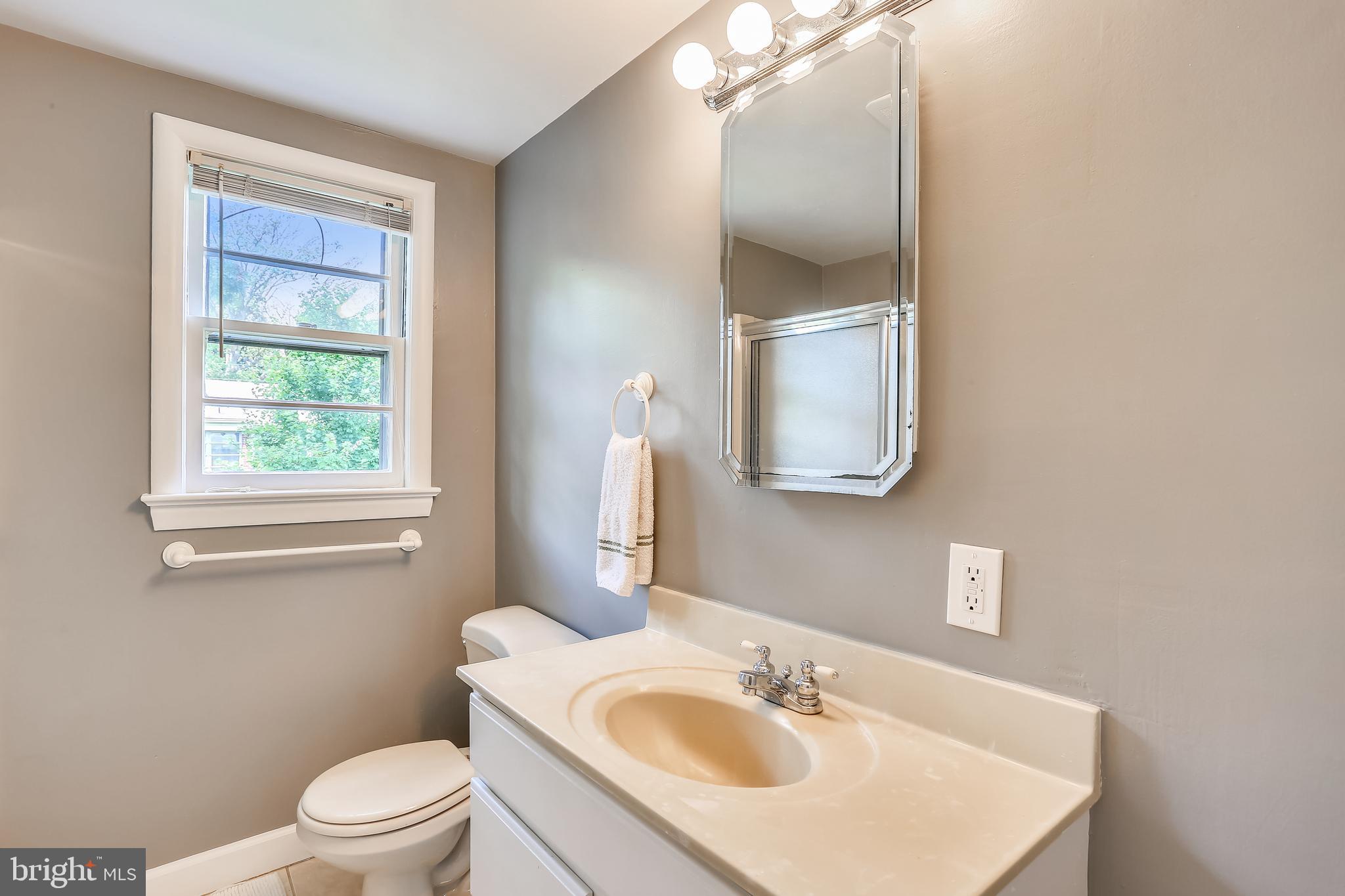 11504 Nairn Road Silver Spring, MD 20902 - Photo 14 of 30 Hall Bath