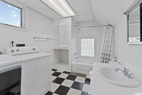 $249,900 | 2009 Hampshire Street, Quincy, IL 62301