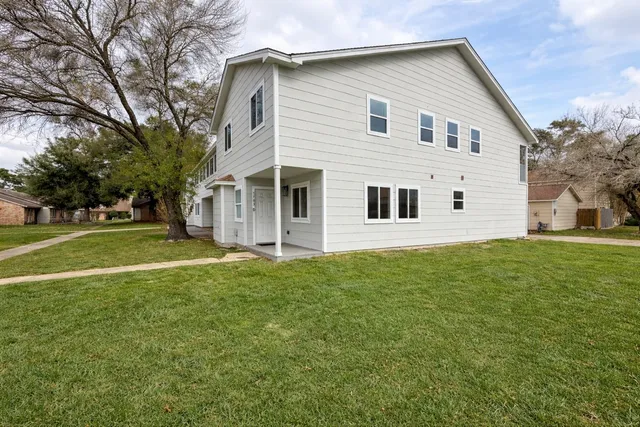 a view of a house with a backyard