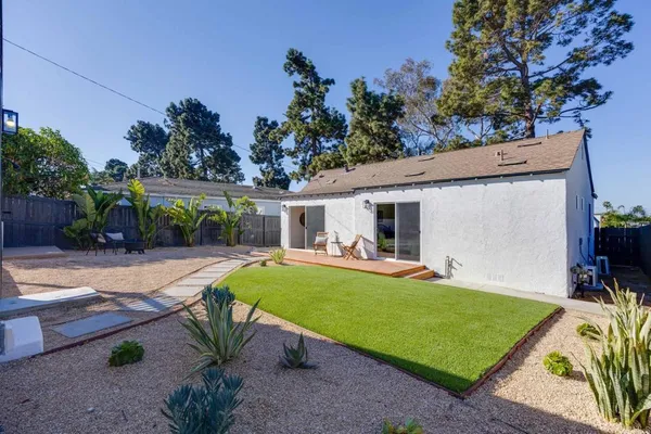 a view of a backyard