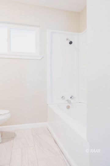 204 North Florence Street Ridgecrest, CA 93555 - Photo 23 of 27 a bathroom with a bathtub