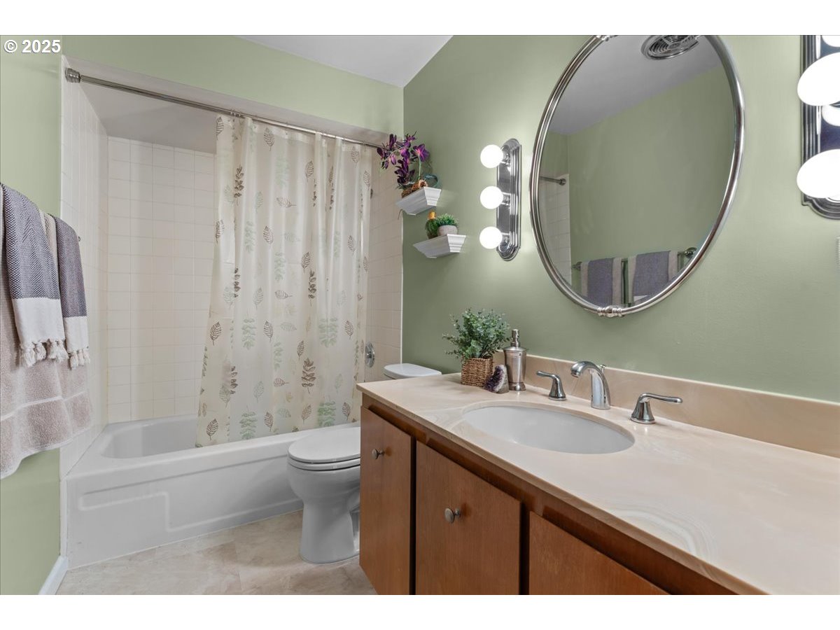 5206 Southwest Barclay Court Beaverton, OR 97005 - Photo 15 of 28 Bathroom