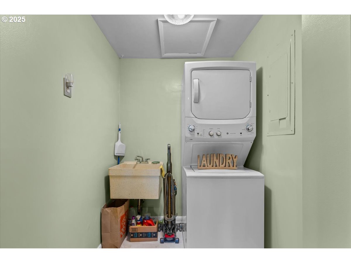 5206 Southwest Barclay Court Beaverton, OR 97005 - Photo 16 of 28 Laundry