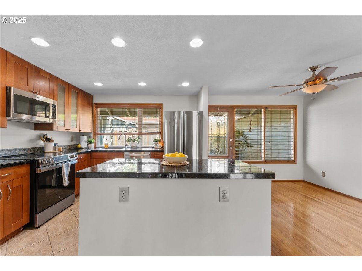 5206 Southwest Barclay Court Beaverton, OR 97005 - Photo 5 of 28 Kitchen/Dining Room