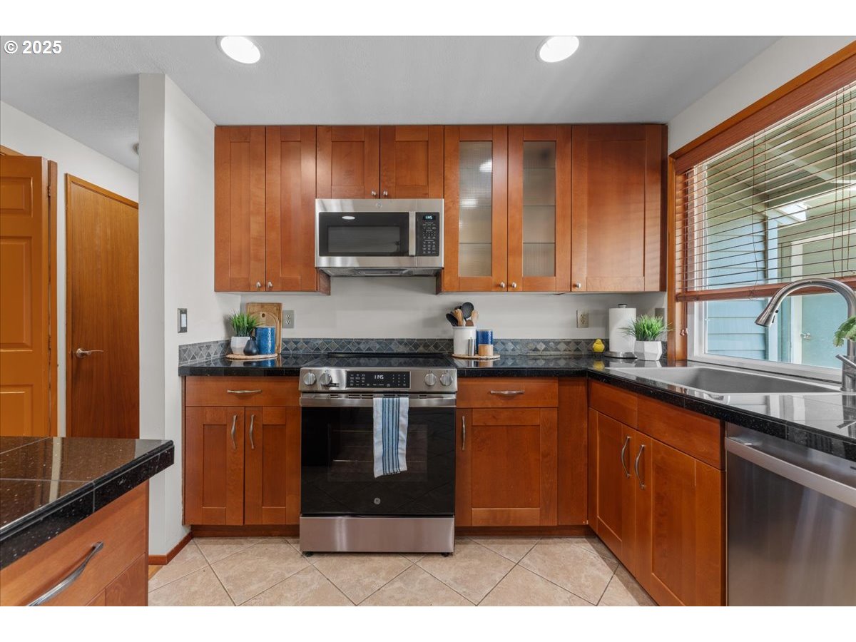 5206 Southwest Barclay Court Beaverton, OR 97005 - Photo 9 of 28 Kitchen