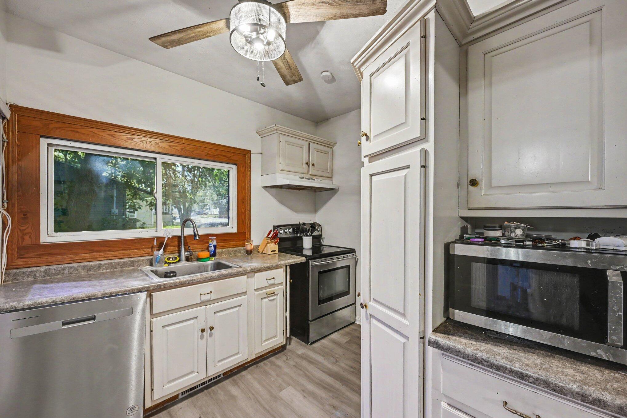 402 West Broadway Street Three Rivers, MI 49093 - Photo 7 of 27 007_file_2379