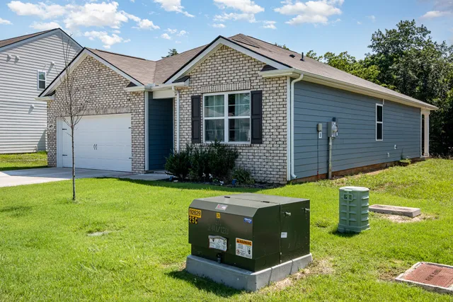 a view of a house with backyard