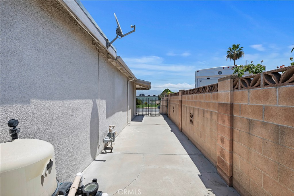 1400 Terrace Rialto, CA 92376 - Photo 35 of 40 eastside of home