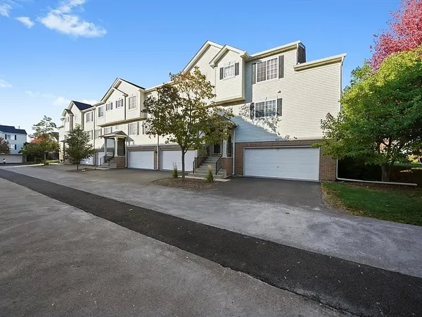 $2,600 | 409 Evergreen Circle, Unit 4, Gilberts, IL 60136