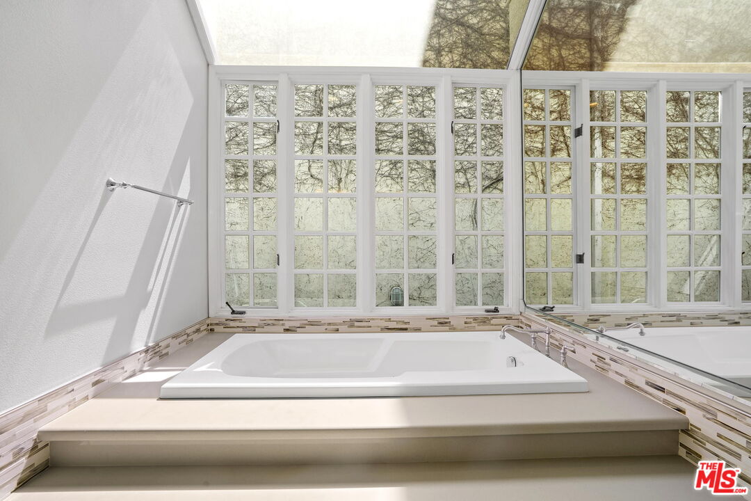 131 Reef Mall Marina del Rey, CA 90292 - Photo 25 of 43 a spacious bathroom with a bathtub and shower