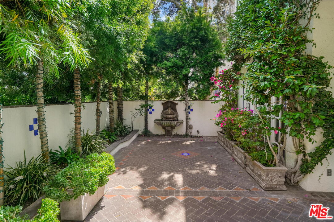 131 Reef Mall Marina del Rey, CA 90292 - Photo 3 of 43 a backyard of a house with lots of green space