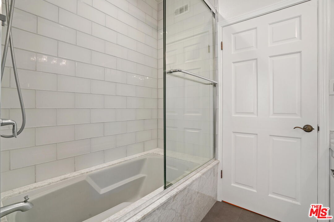 131 Reef Mall Marina del Rey, CA 90292 - Photo 32 of 43 a bathroom with a bathtub