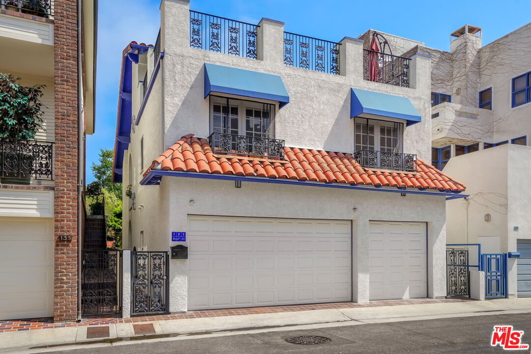 131 Reef Mall Marina del Rey, CA 90292 - Photo 40 of 43 a front view of a house with a garden