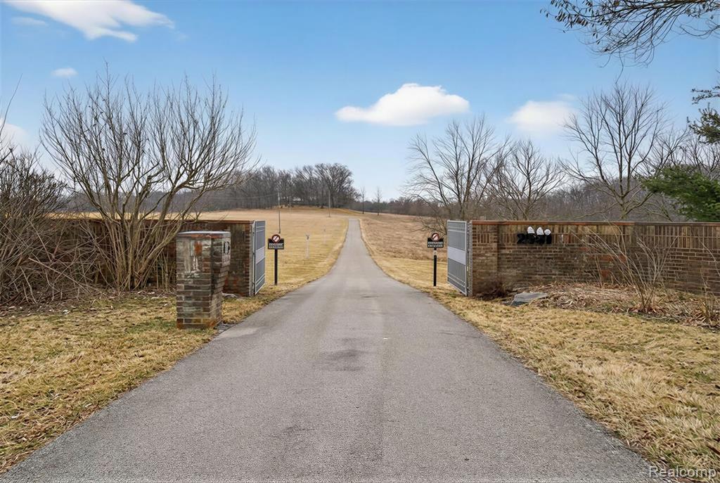 2551 Patterson Lake Road Pinckney, MI 48169 - Photo 4 of 95