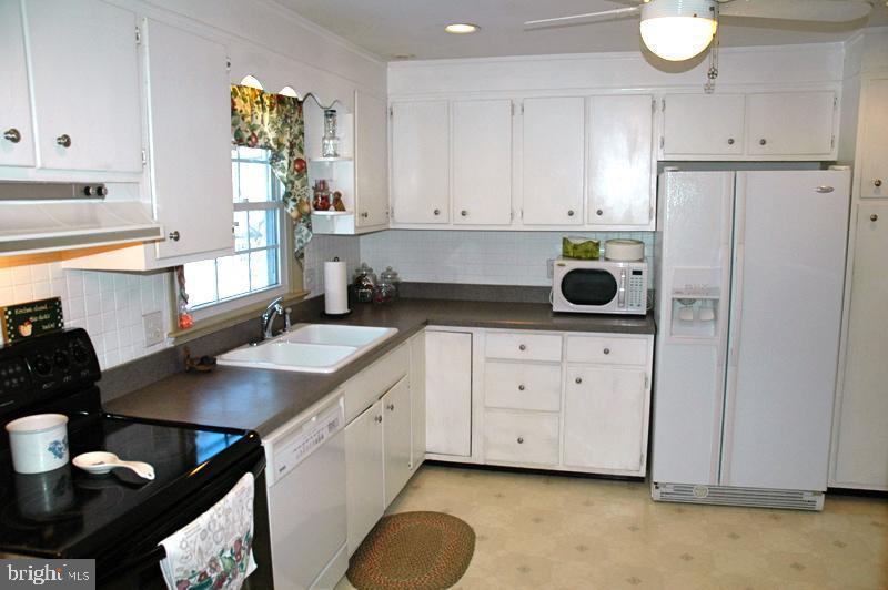 2318 Beacon Hill Road Lancaster, PA 17601 - Photo 3 of 14 Gallery Image 3
