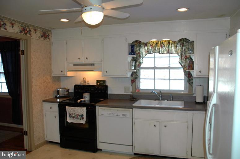 2318 Beacon Hill Road Lancaster, PA 17601 - Photo 4 of 14 Gallery Image 4