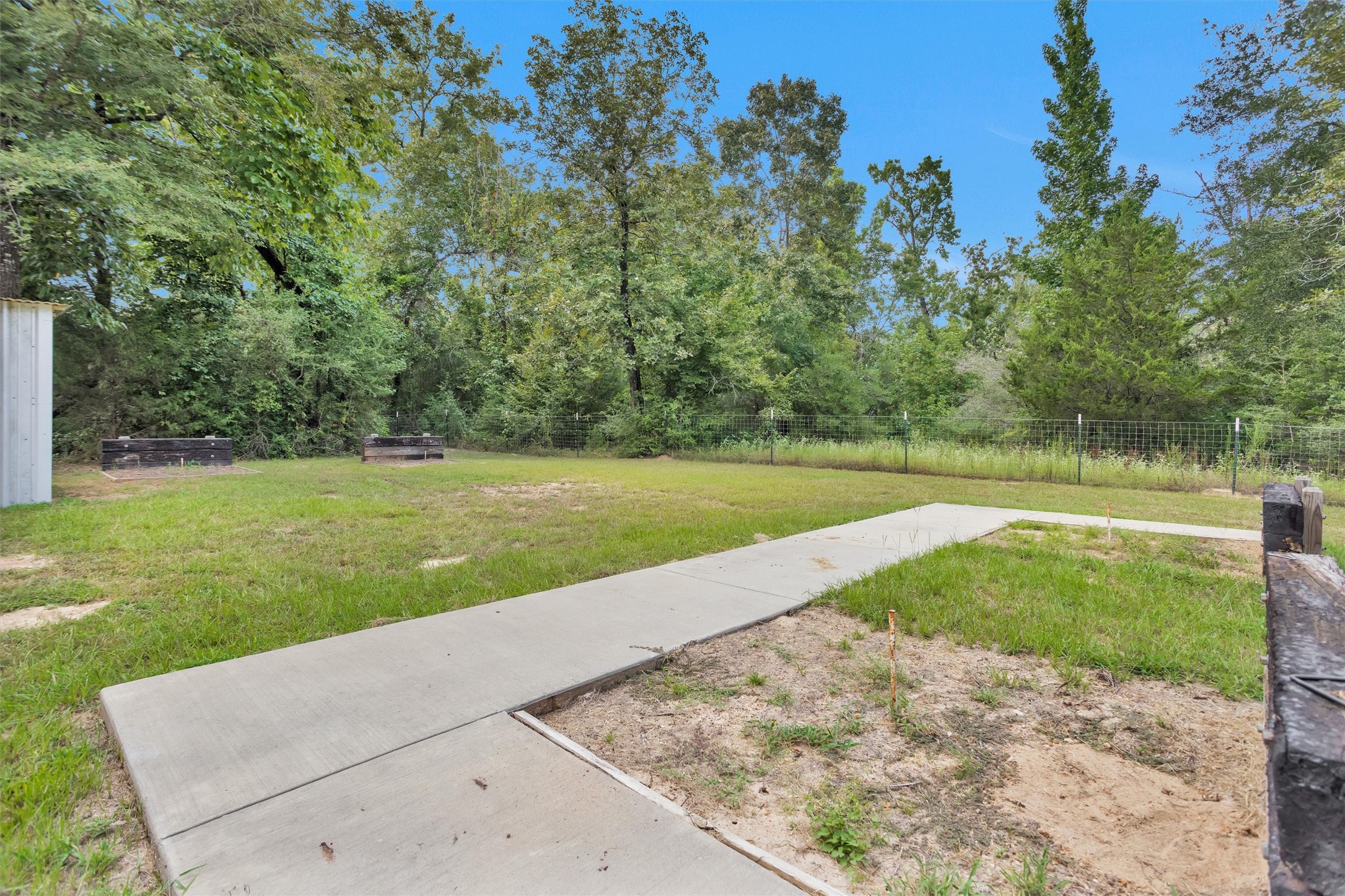 586 Diggs Road Willis, TX 77378 - Photo 38 of 44 Game on - Horseshoe ready