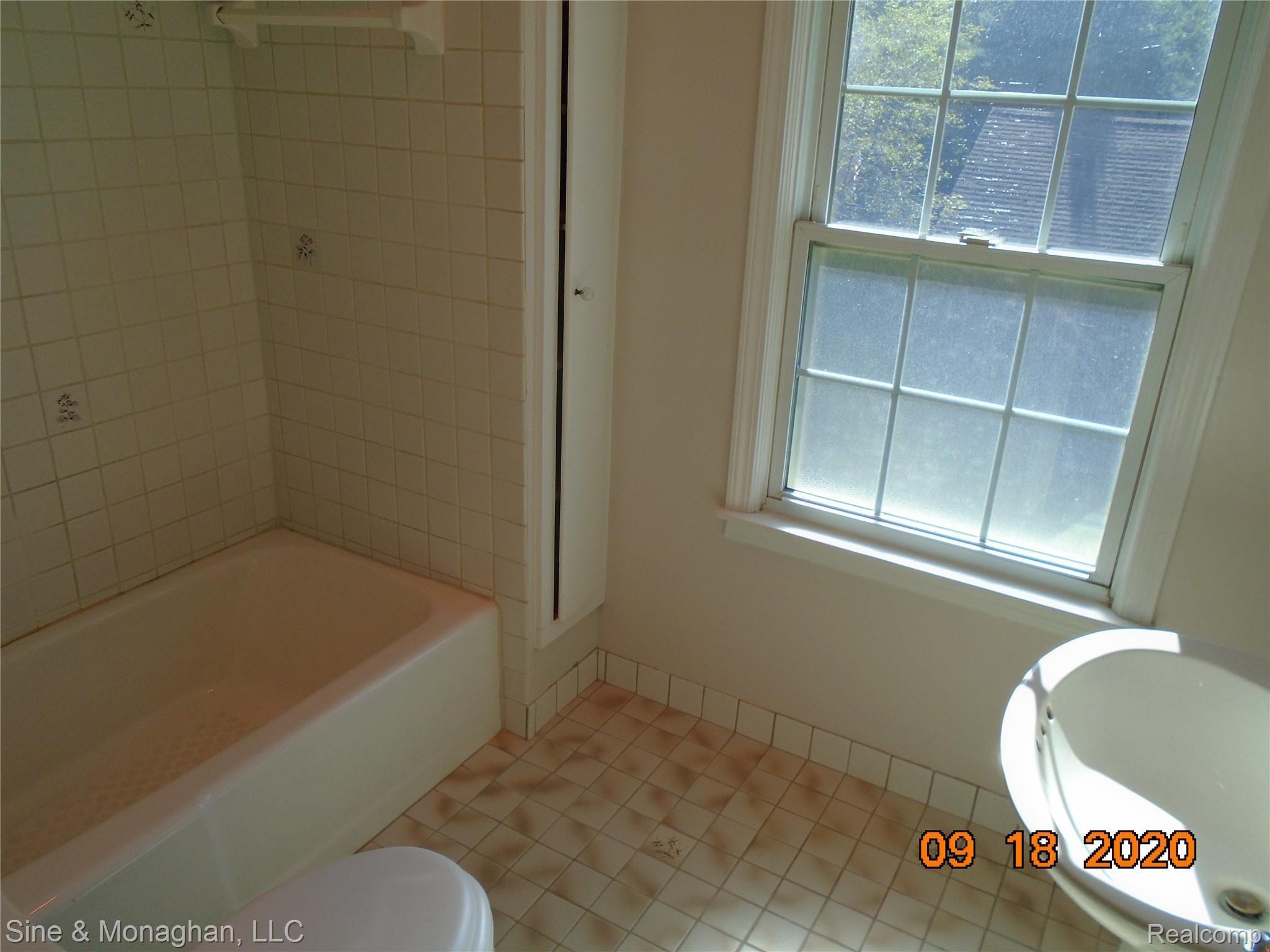 225 McMillan Road Grosse Pointe, MI 48236 - Photo 24 of 35 Updated Second Floor Full Bath