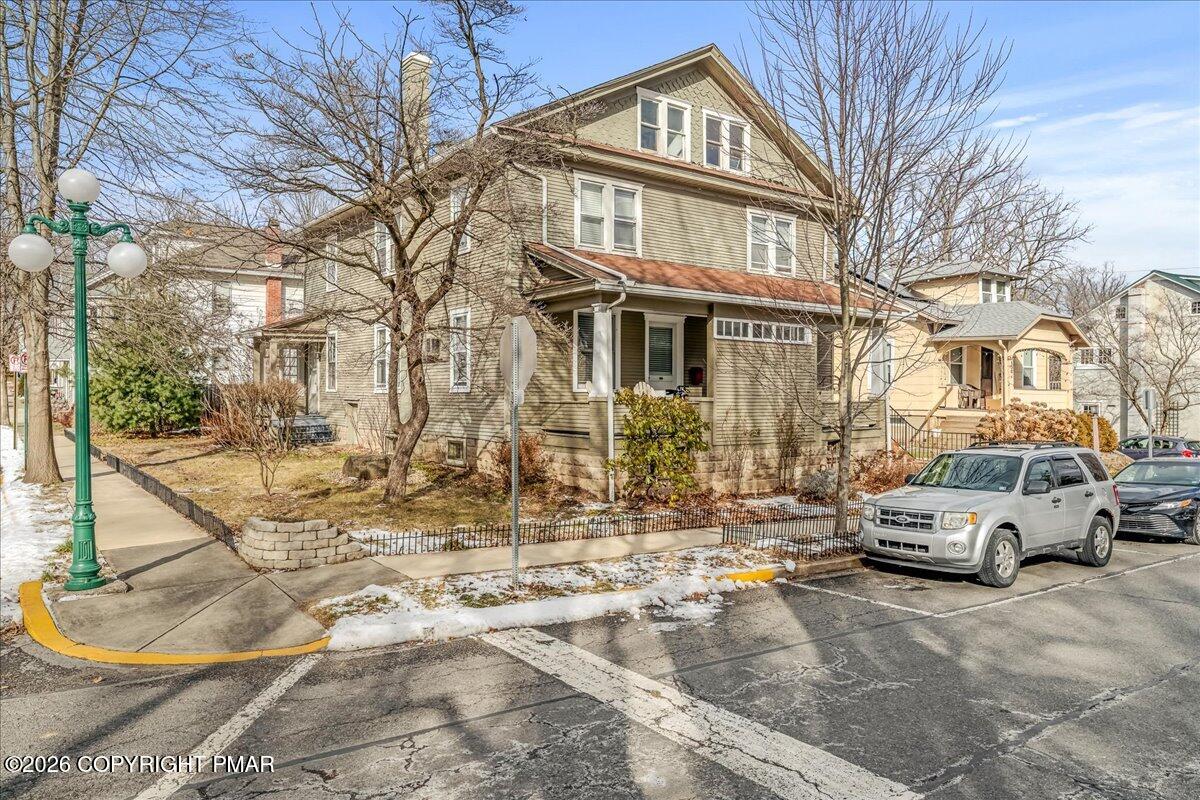 a car parked in front of a white house