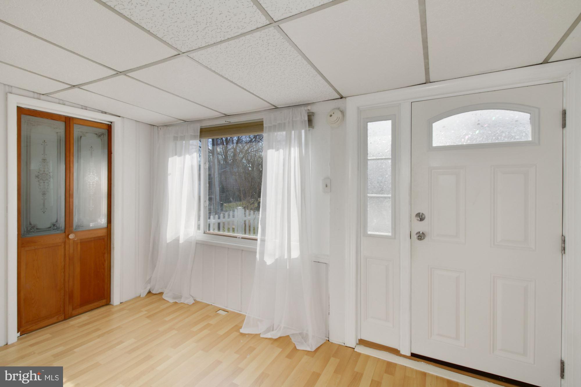 228 Arundel Road Pasadena, MD 21122 - Photo 4 of 32 Entrance foyer/mudroom.
