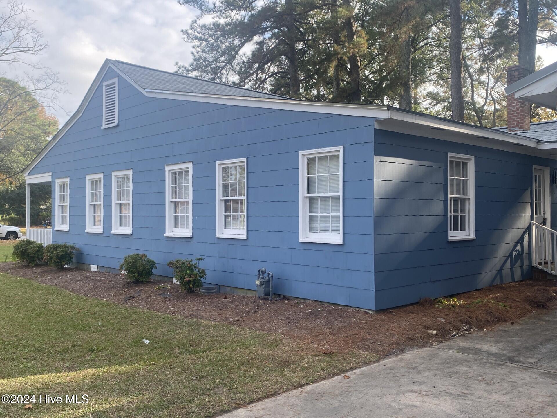1306 North Respess Street Washington, NC 27889 - Photo 5 of 18 1306 N Respess Street - side view d