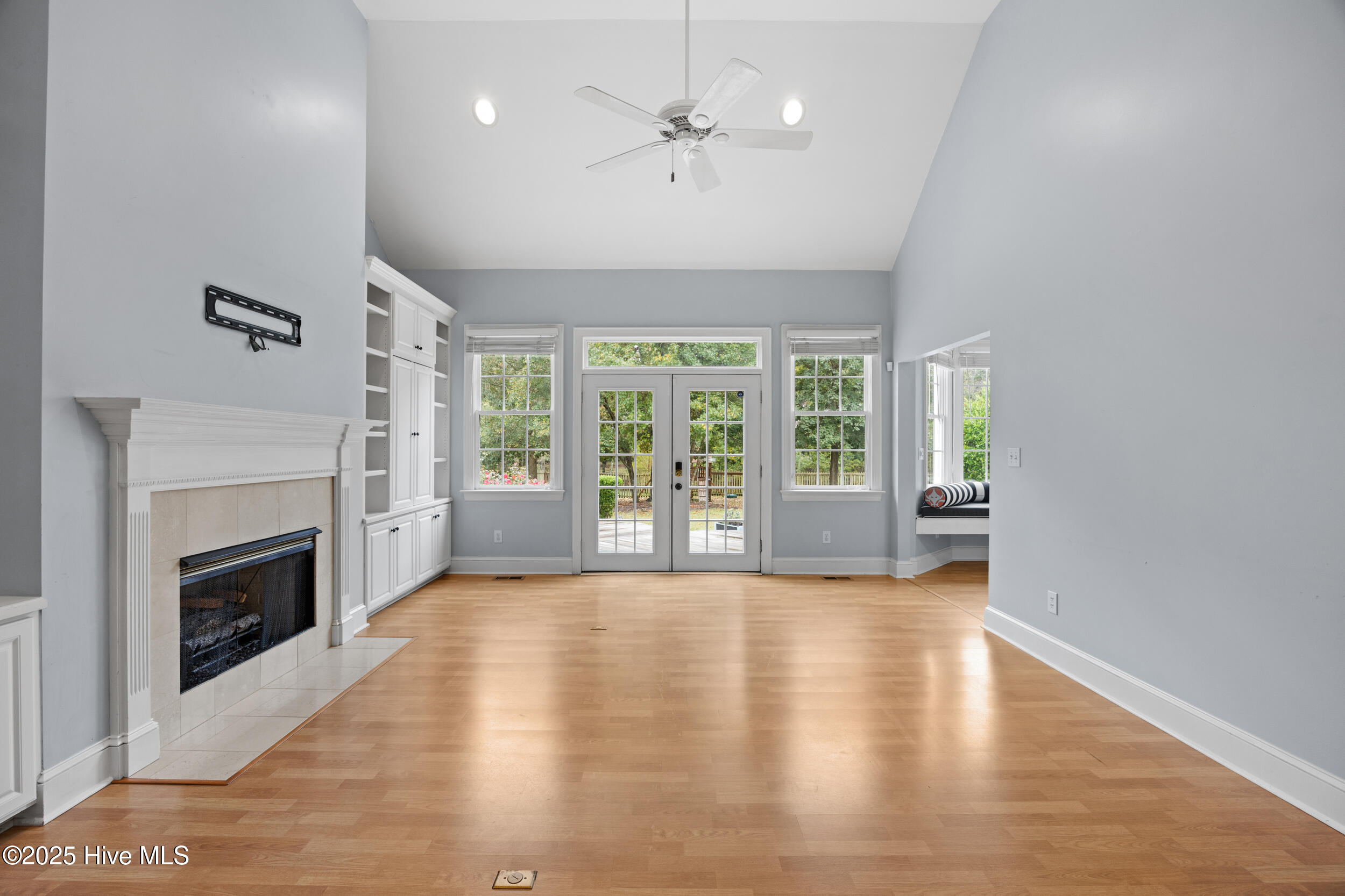 370 Whitebridge Road Hampstead, NC 28443 - Photo 15 of 108 15_living room