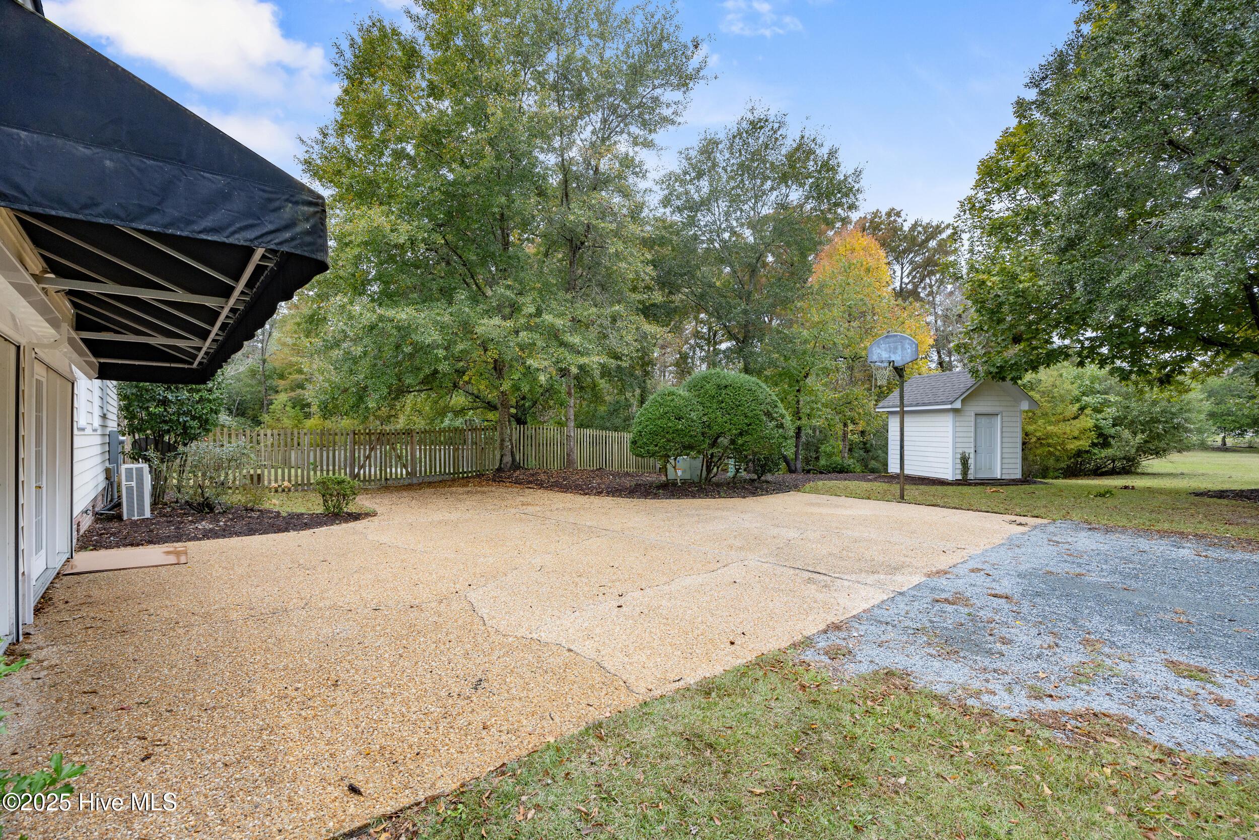 370 Whitebridge Road Hampstead, NC 28443 - Photo 62 of 108 62_sideyard