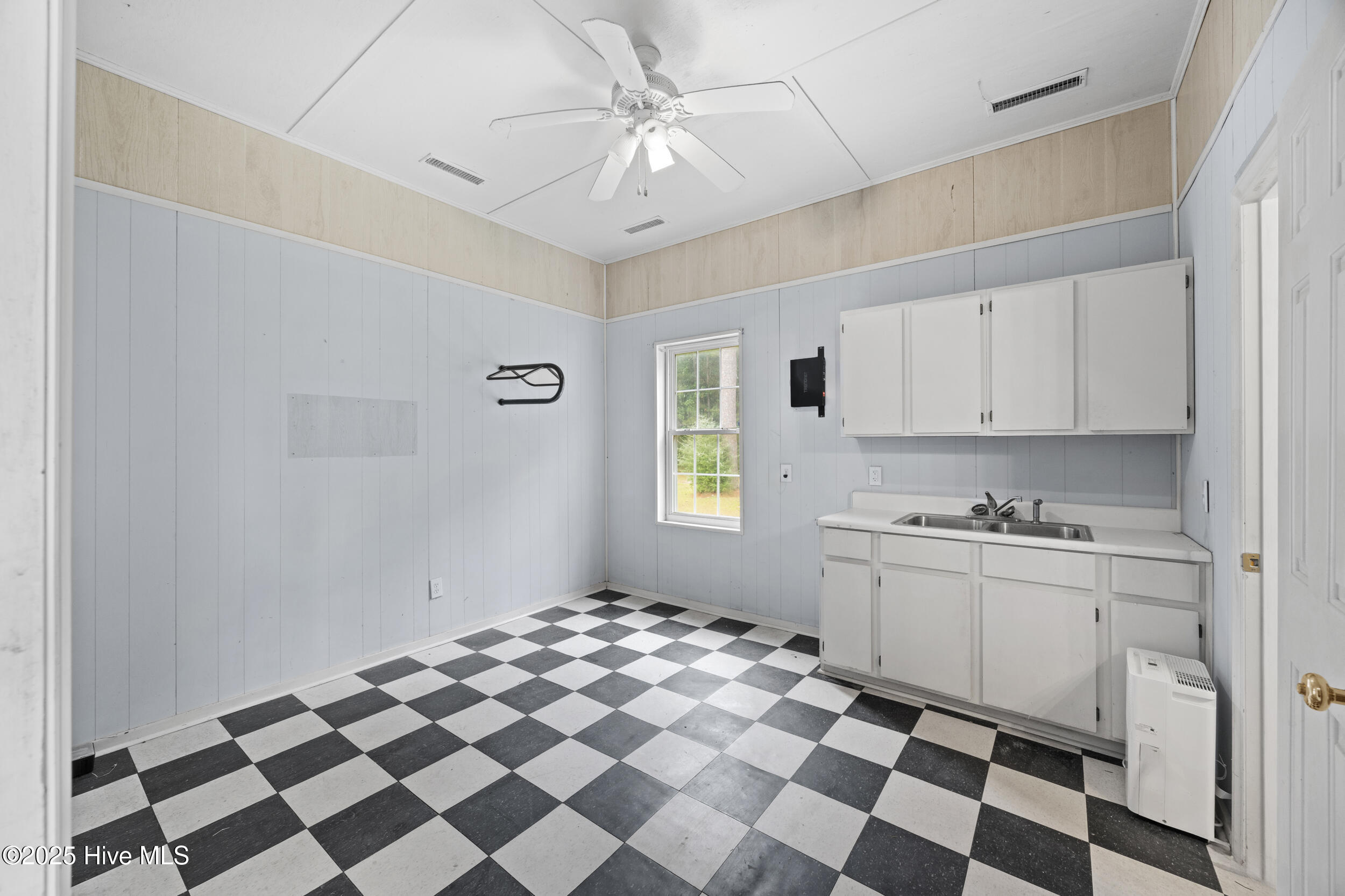 370 Whitebridge Road Hampstead, NC 28443 - Photo 68 of 108 68_kitchenette