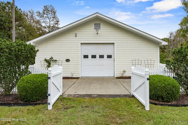 $1,299,999 | 370 Whitebridge Road, Hampstead, NC 28443