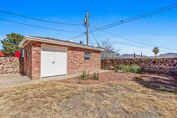 a view of a garage