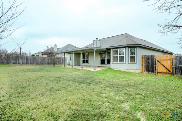 a view of a house with backyard and garden